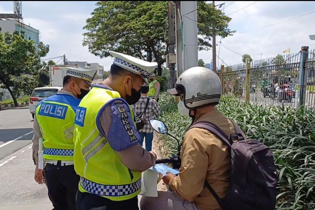 Jangan Beli Sembarangan, Polisi Tilang Pengendara Yang Tak Pakai Helm ...