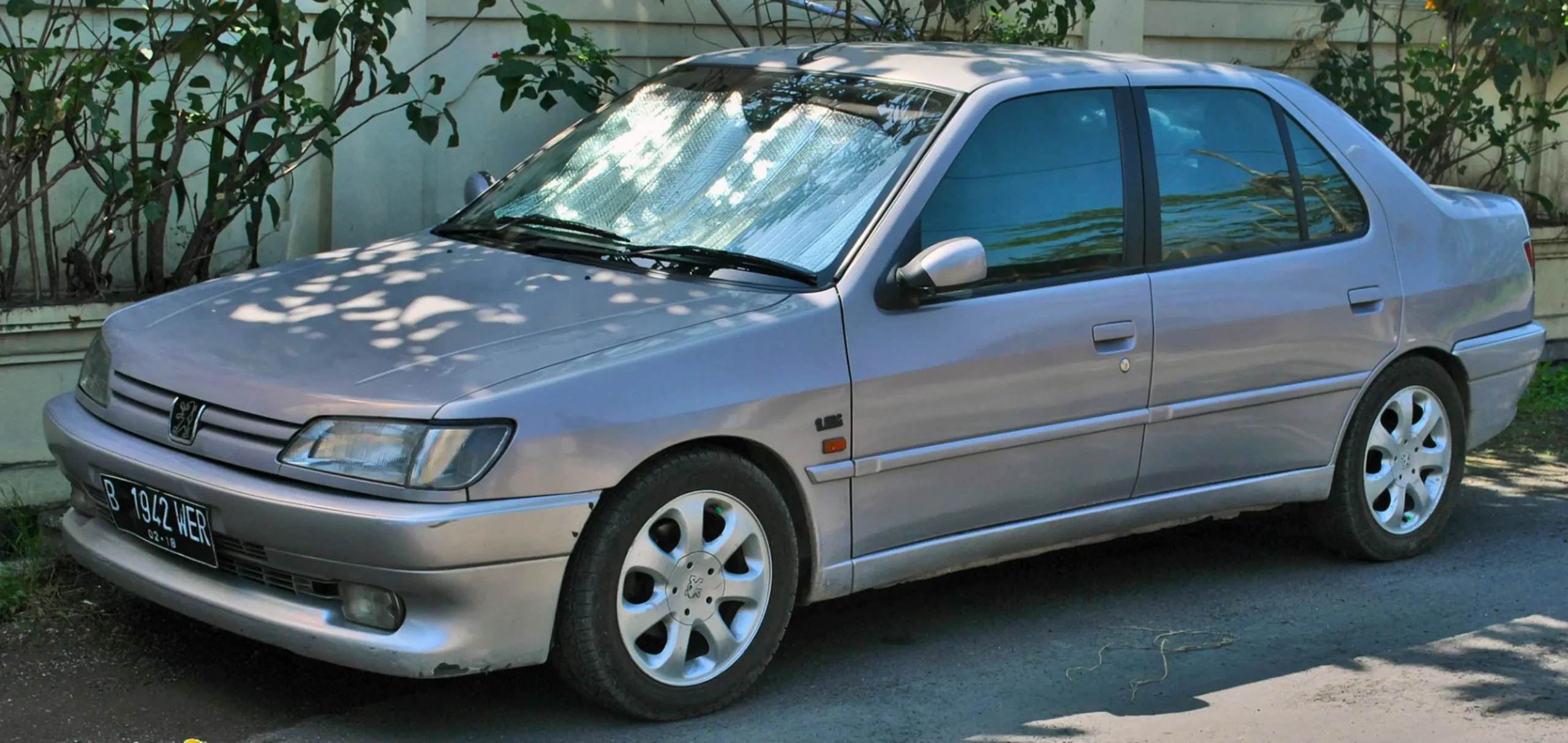 sedan langka Peugeot 306 ini ternyata mobil tua yang irit BBM